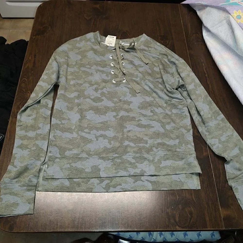 New Mudd Olive Night Camo Long Sleeved Top Size Women's Small